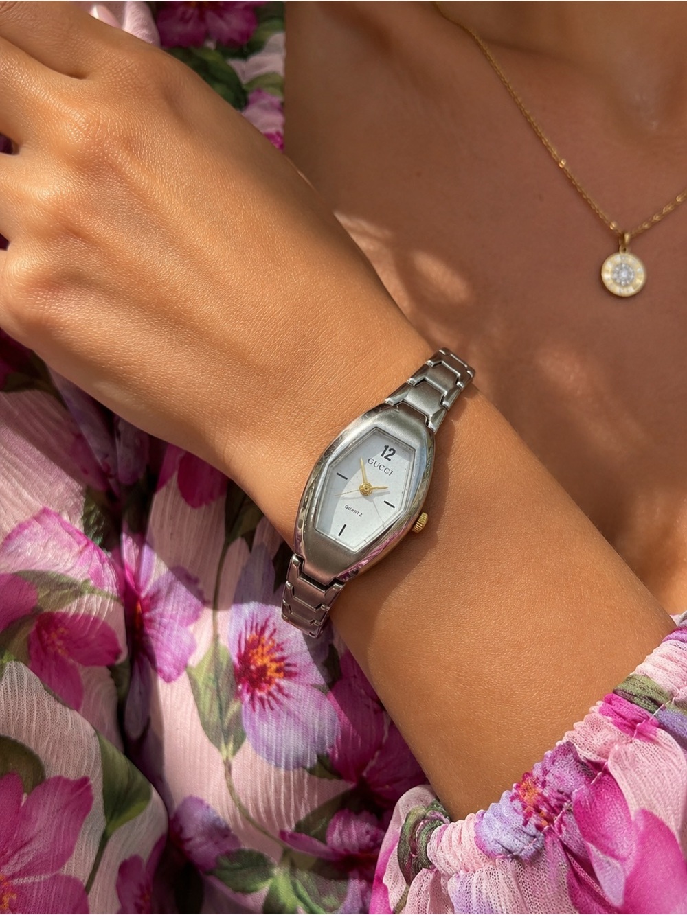 Classic Vintage Gucci Women's Oval Watch with Engraved Crest – Ref. 593120